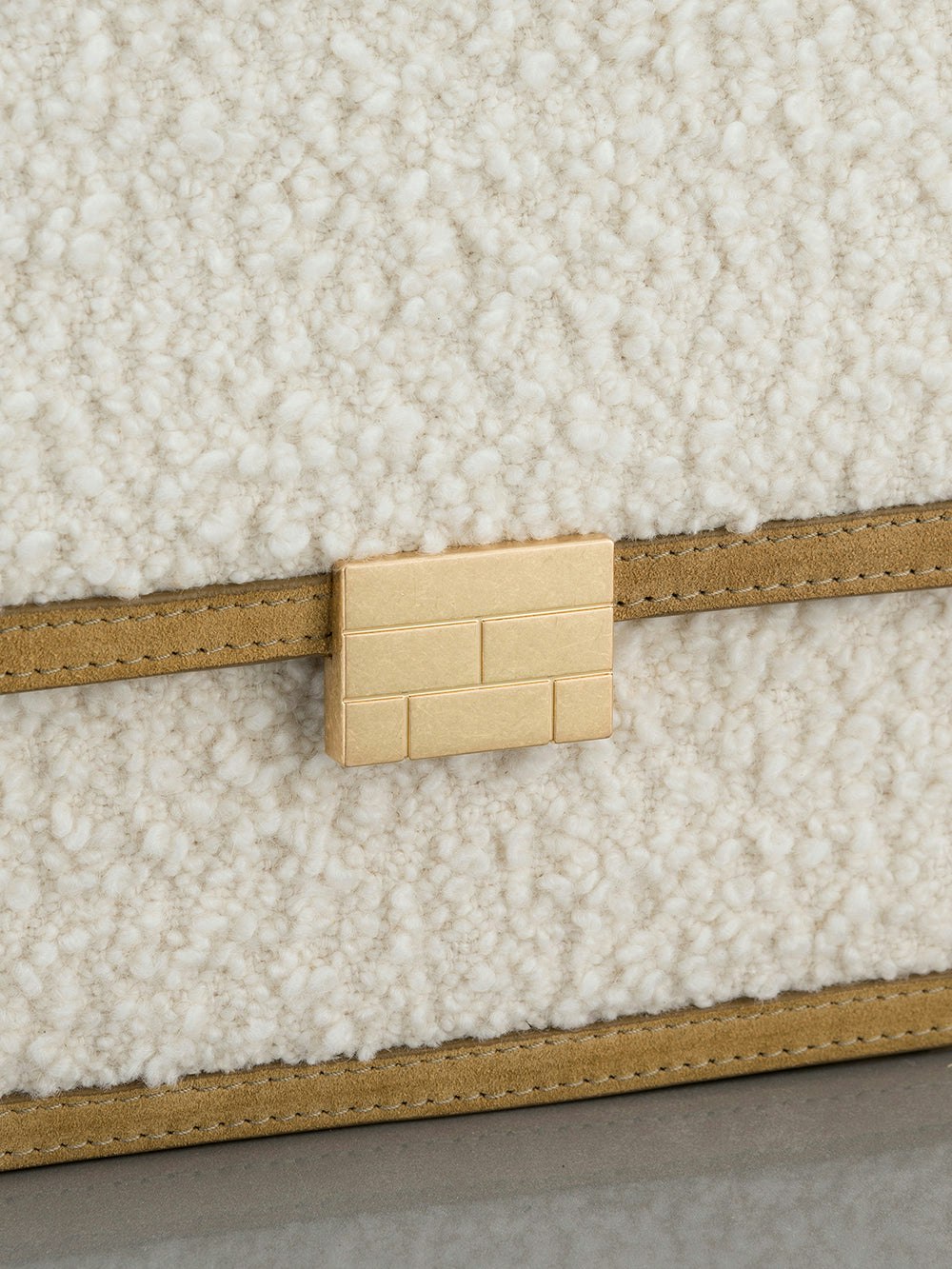 handbag exterior detail alt:size